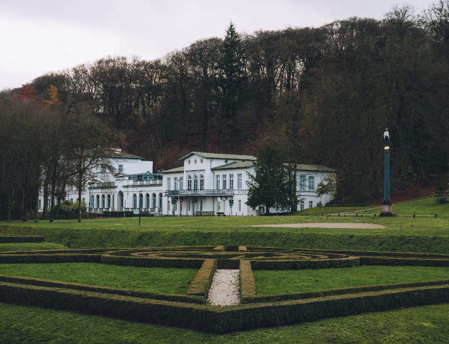 Die barocke Gartenanlage des ehemaligen Kurorts lädt zum Spaziergang ein