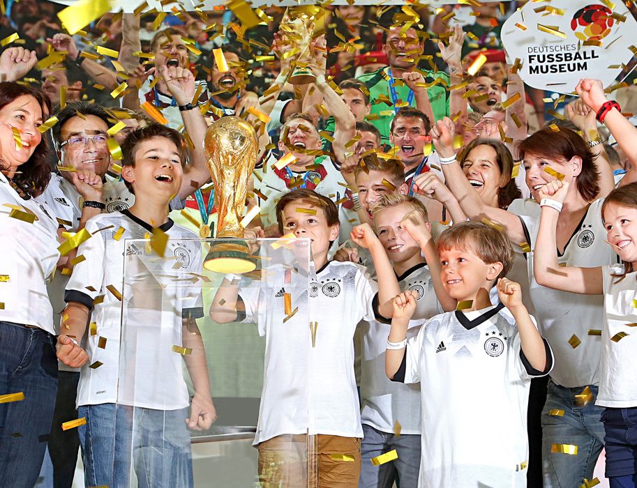 Ferienaktion: Siegerehrung mit WM-Pokal im Deutschen Fußballmuseum Dortmund