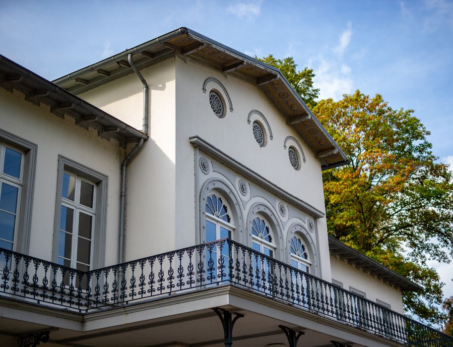 Im einstigen Kurhaus von Kleve, heute ein Kunstmuseum, können Besucher Beuys erstes Atelier besuchen und sein Frühwerk anschauen