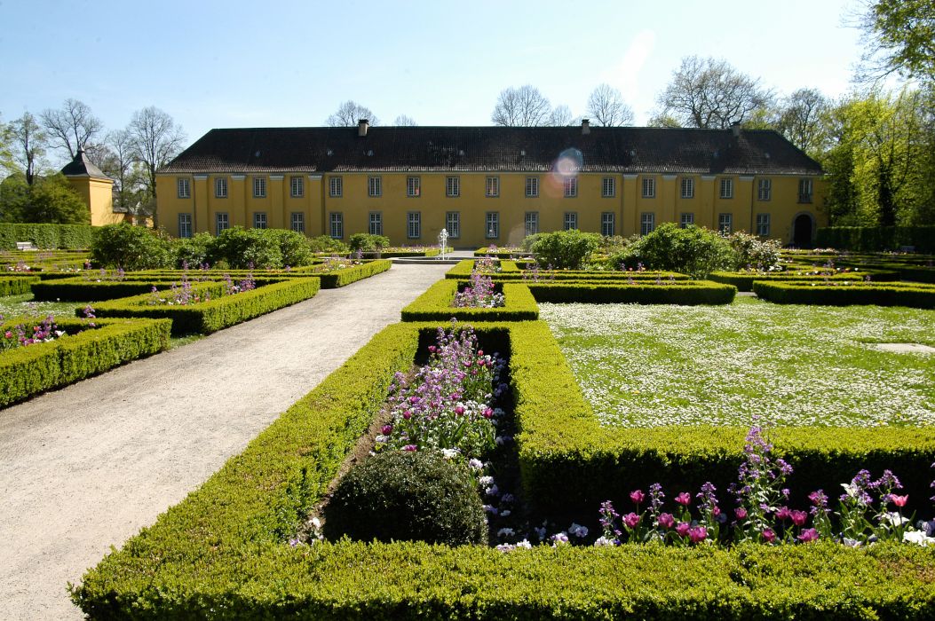 Im Parterregarten an der Orangerie blühen im Sommer die verschiedensten Blumensorten