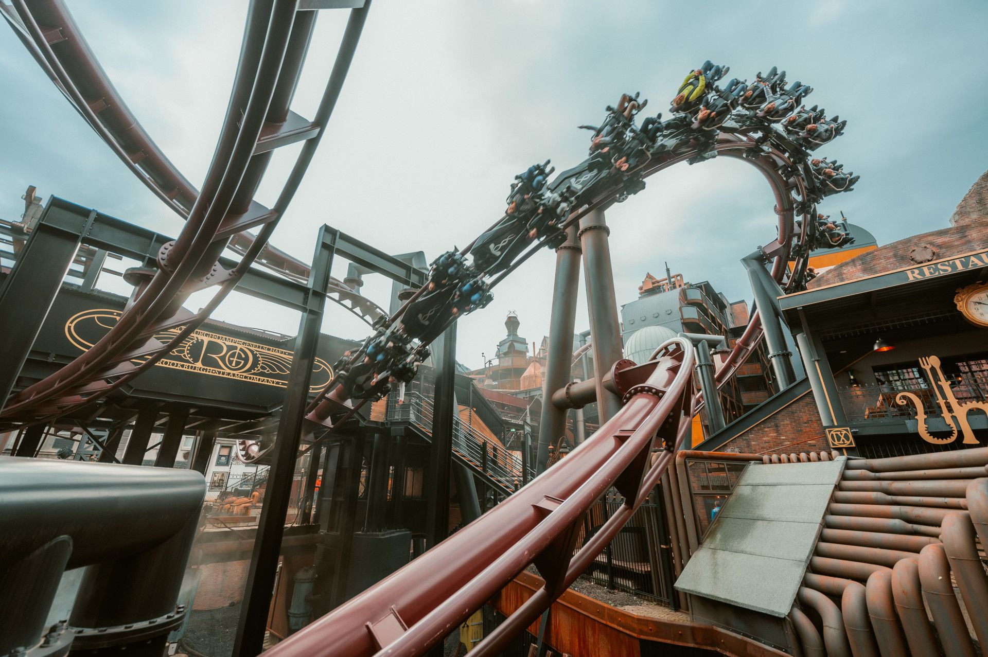 Phantasialand Brühl: Achterbahn F.L.Y in der Themenwelt Rookburgh