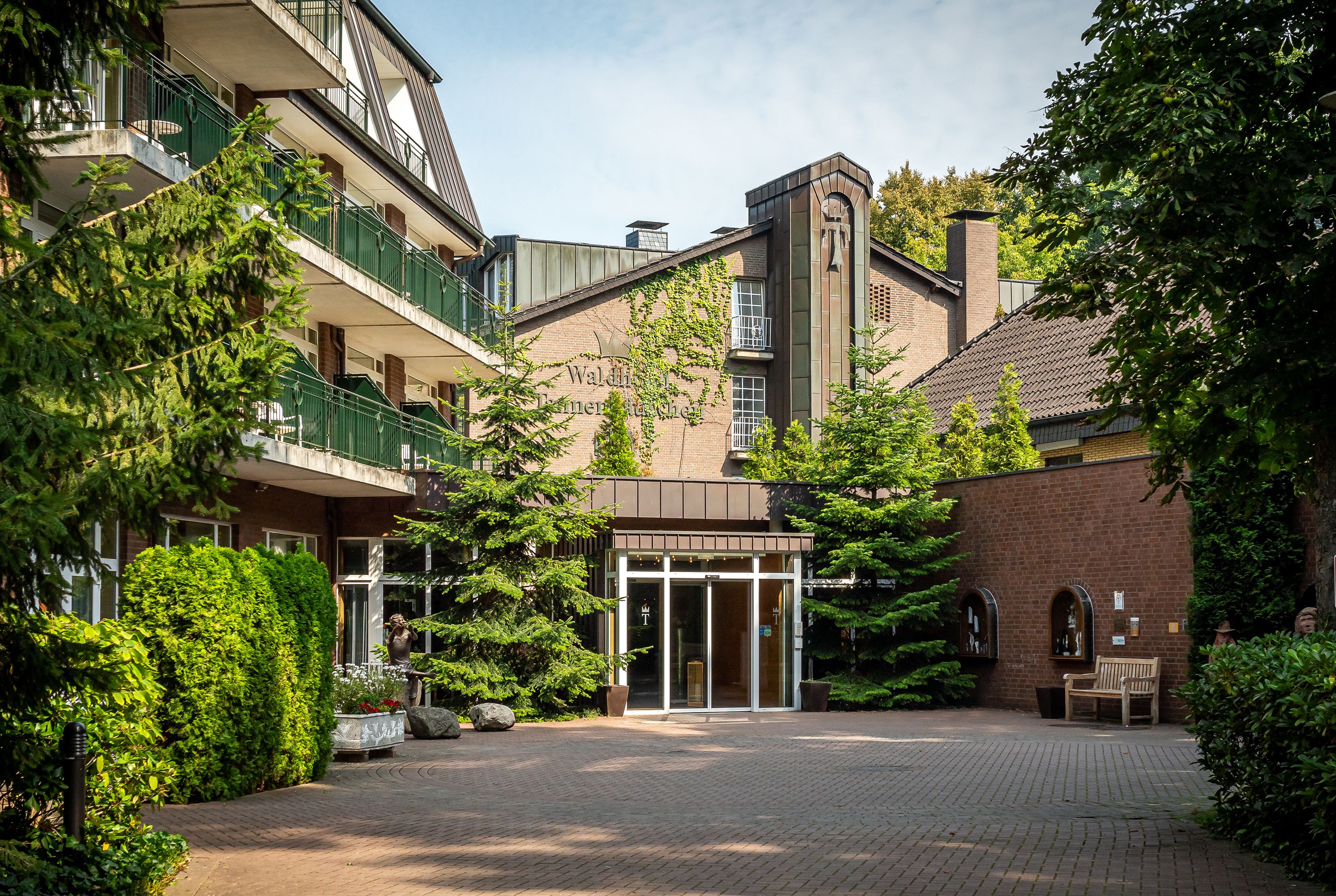 Waldhotel Tannenhäuschen - Außenansicht 