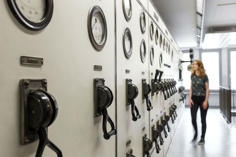 Die große Schalttafel zeigt an, wie der Strom in der Fabrik verteilt wurde