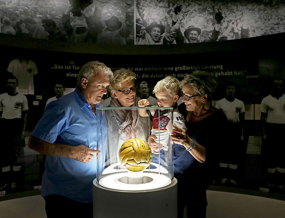 Im Deutschen Fußballmuseum Dortmund können Groß und Klein Exponate aus der Fußballgeschichte bewundern. Auch der Spielball vom 4. Juli 1954 ist mit dabei, dem Spiel, das als Wunder von Bern bekannt ist 