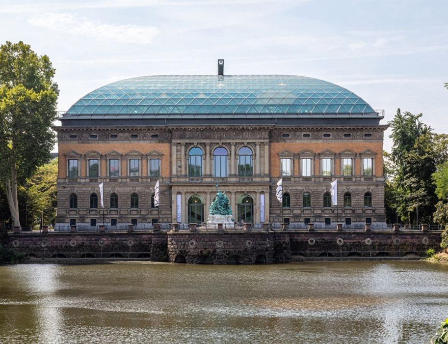 Unter der Glaskuppel des ehemaligen nordrhein-westfälischen Landtags bietet das K21 als Ort der Künstler Platz für spannende Wechselausstellungen