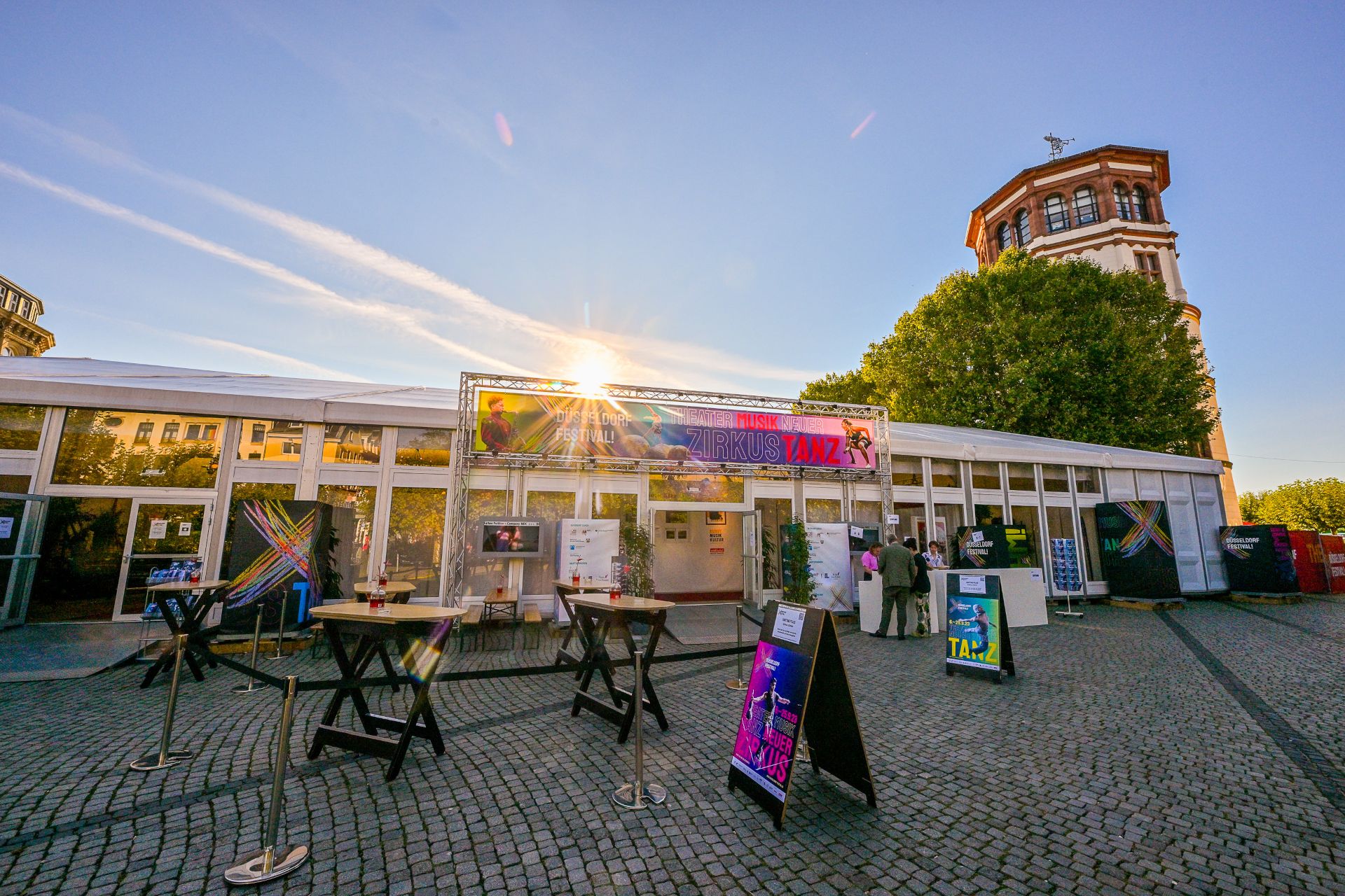 Das große Theaterzelt des Düsseldorf Festivals steht am Burgplatz