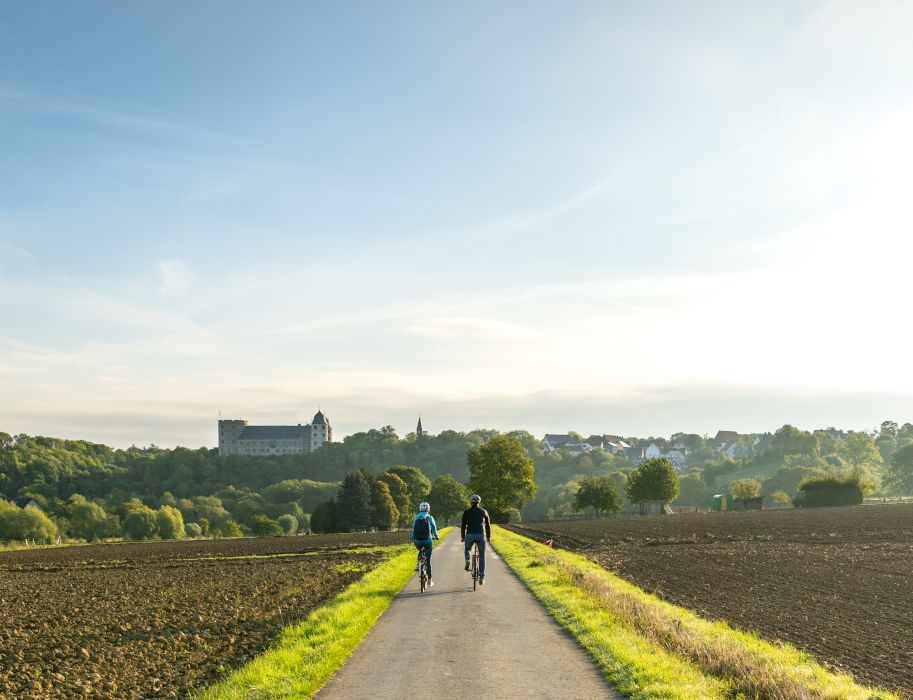 Mit dem Fahrrad ist die Wewelsburg wunderbar zu erreichen. Radwege führen direkt zu der Sehenswürdigkeit im Teutoburger Wald