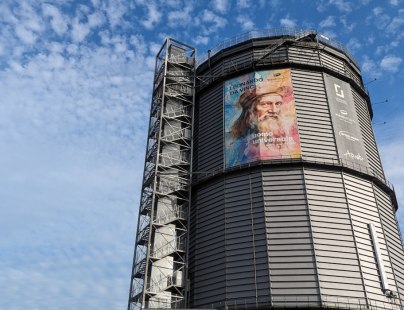 Das Gaskessel Wuppertal ist bereits von Weitem zu sehen. Ein Plakat zeigt die aktuelle Sonderausstellung an, © Tourismus NRW e.V.