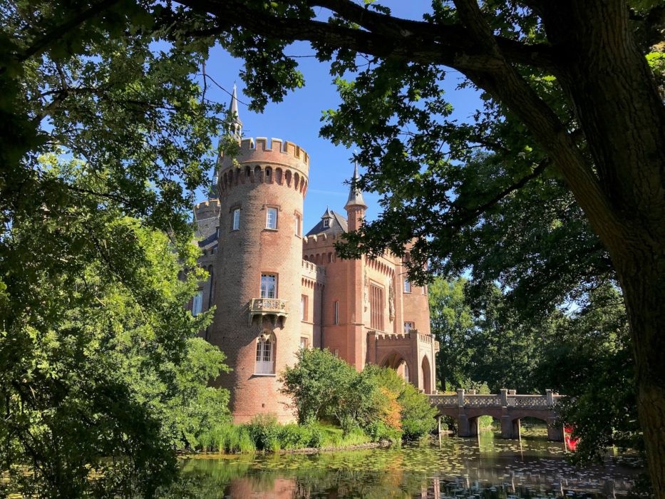 Das neugotische Wasserschloss ist ein bedeutendes Museum für moderne und zeitgenössische Kunst