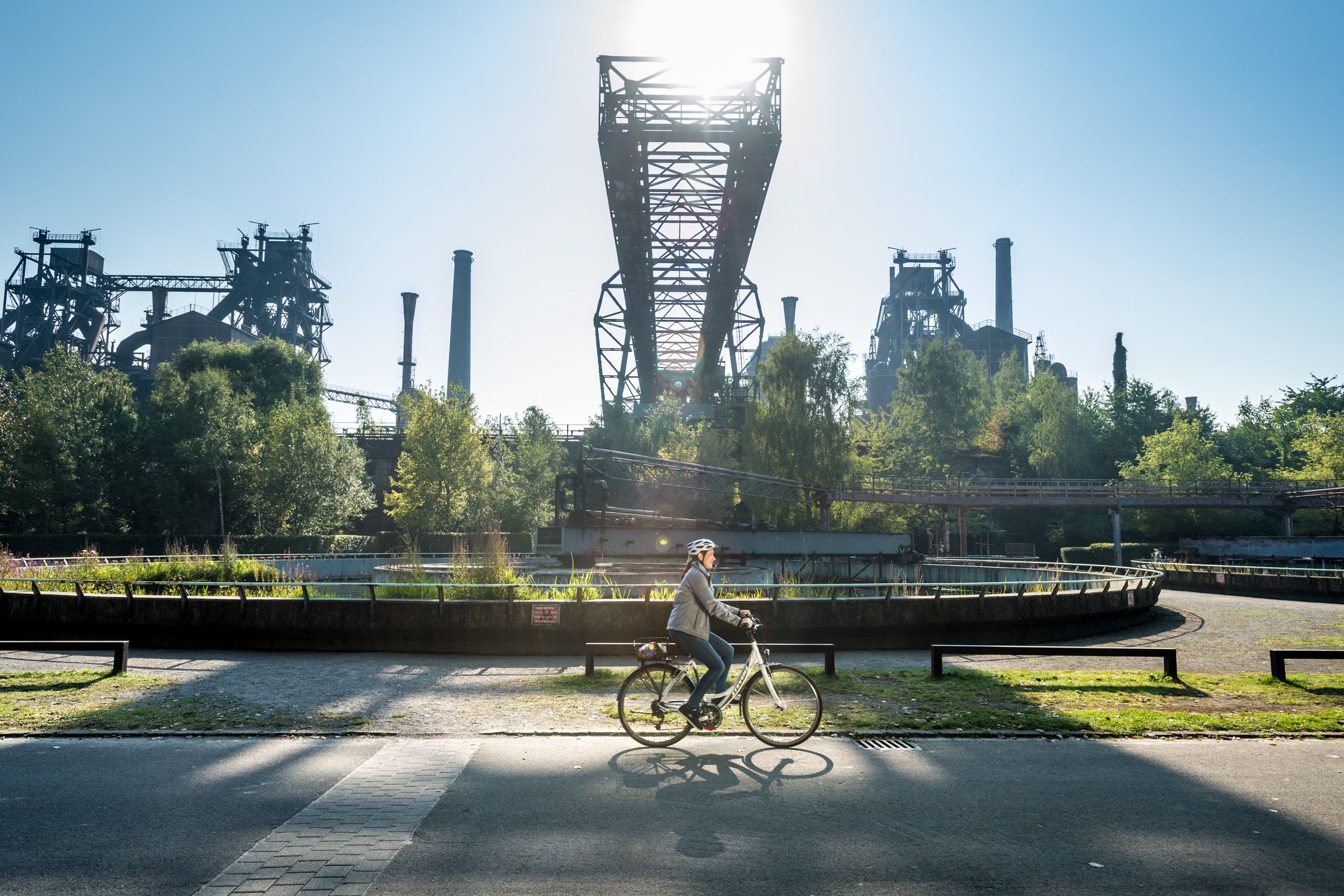 Radfahrerin im Landschaftspark Duisburg-Nord