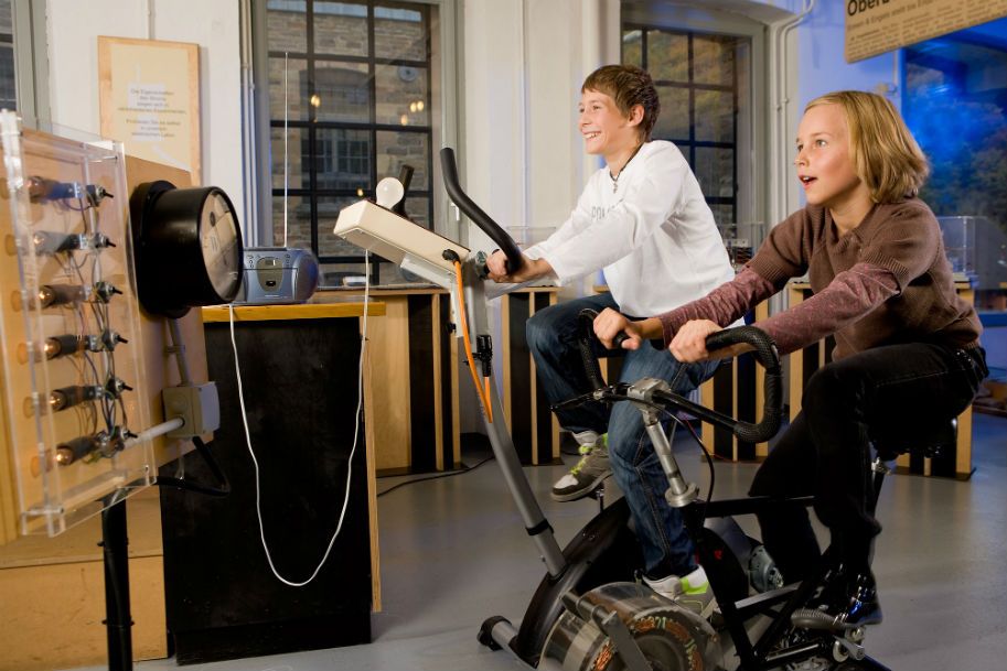 Auf dem Stromfahrrad erfahren Gäste mit eigener Kraft, wie Strom entsteht, wie er die Arbeit verändert und welche Bedeutung er für Büro und Haushalt hat