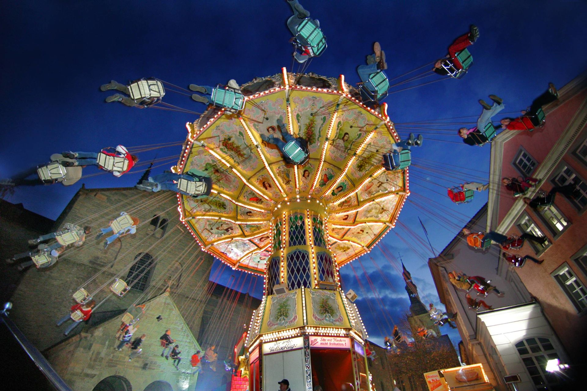 Groß und Klein drehen auf einem Kettenkarussell auf der Soester Allerheiligenkirmes ihre Runden