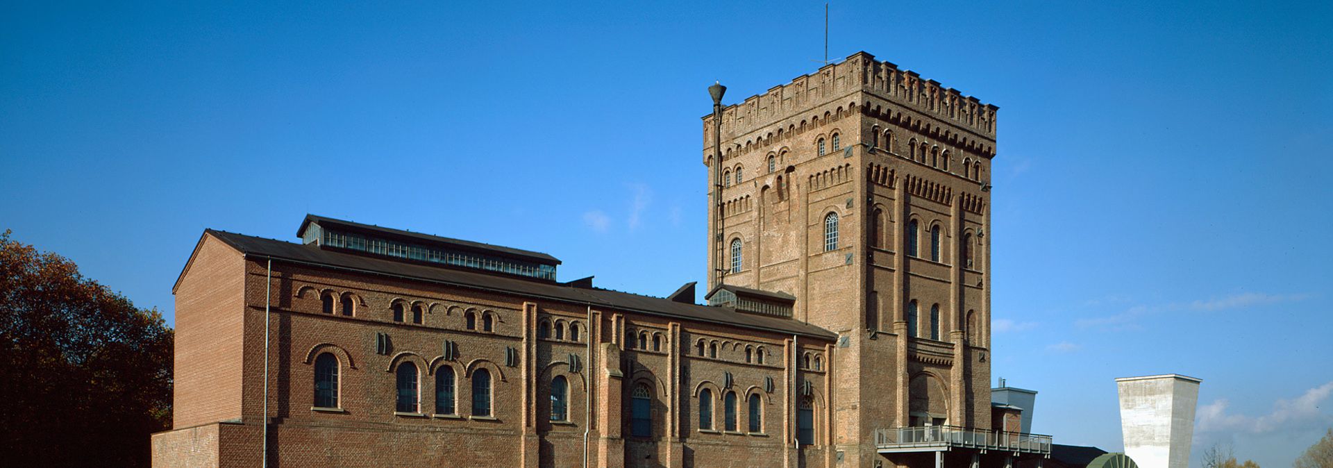 Der Förderturm der Zeche Hannover könnte auf den ersten Blick einer Burg entstammen