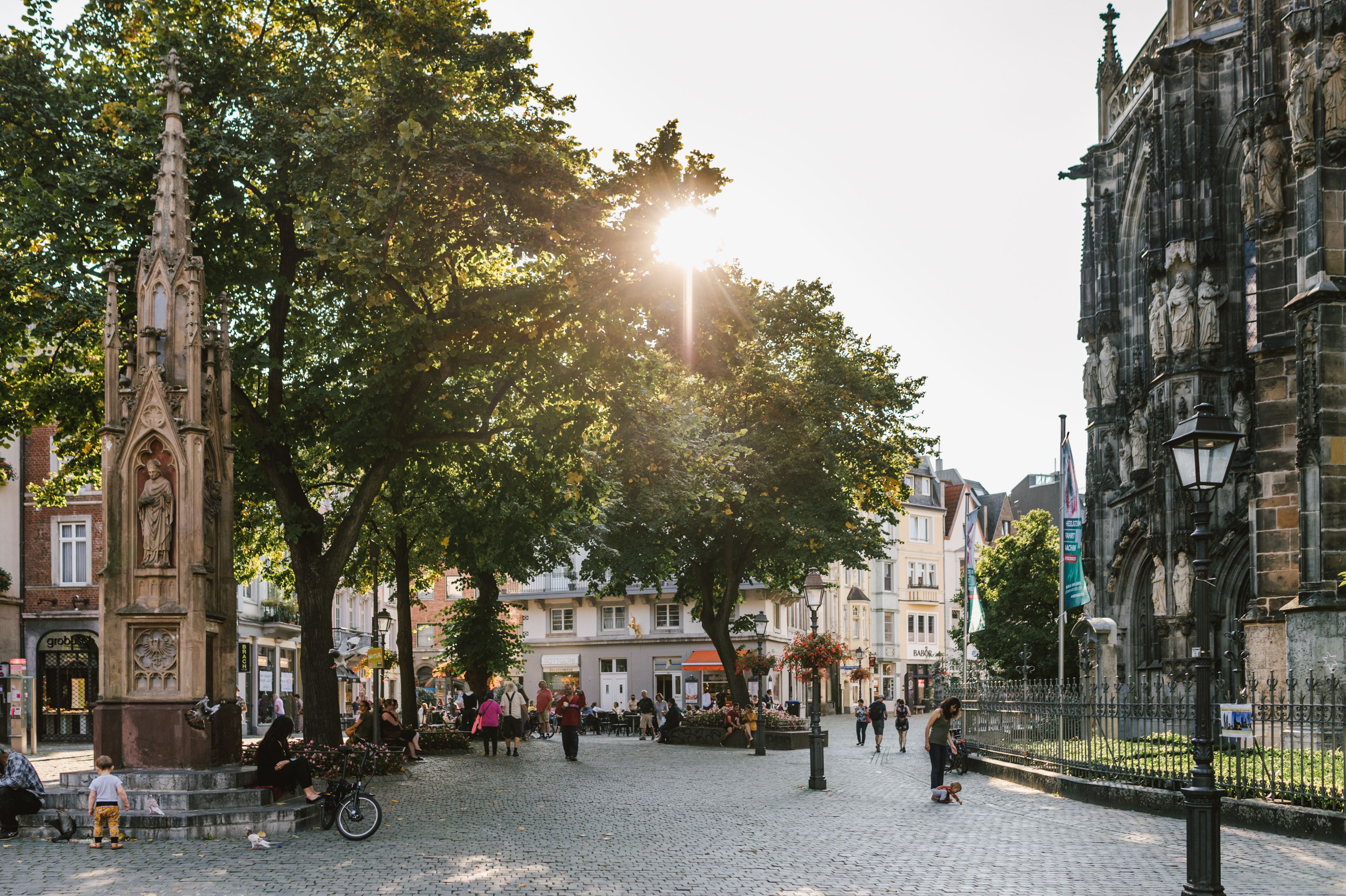 Der Münsterplatz liegt inmitten der Altstadt von Aachen, direkt neben dem Aachener Dom