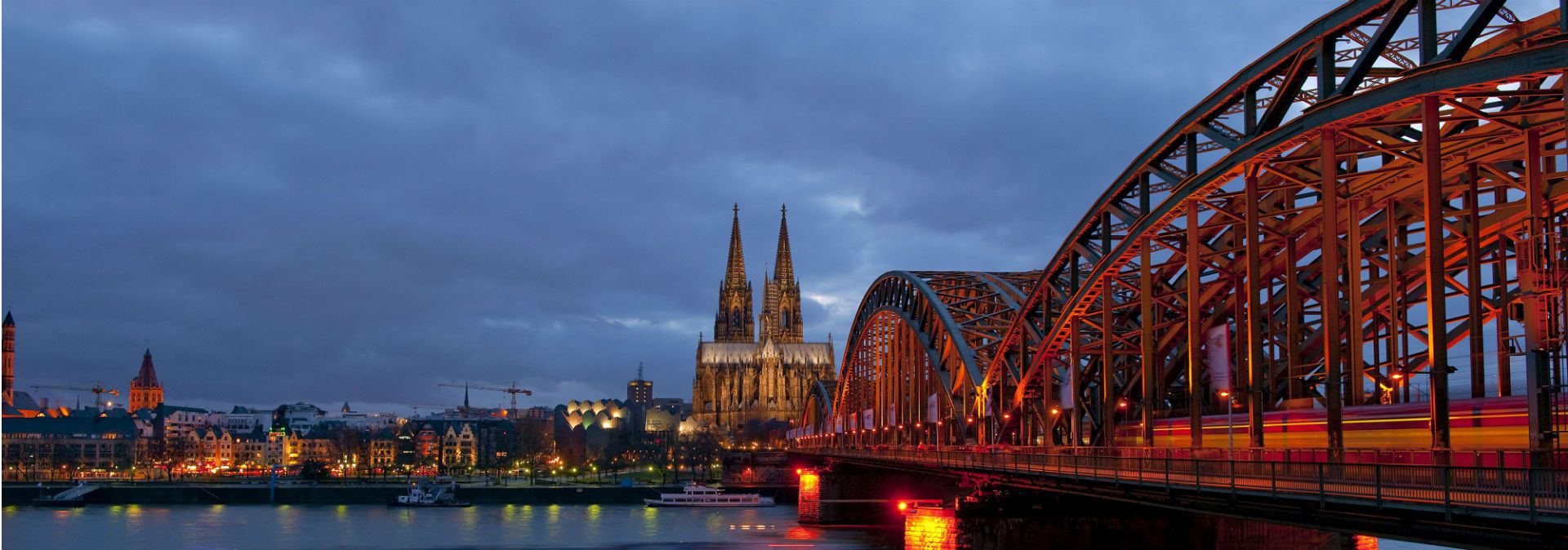 Der Aussichtspunkt Hohenzollernbrücke bietet perfekte Sicht auf den Kölner Dom