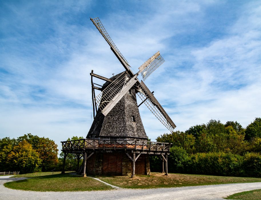 Die Kappenwindmühle von 1789 stammt aus dem Kreis Minden-Lübbecke, heute dreht sie sich in Detmold