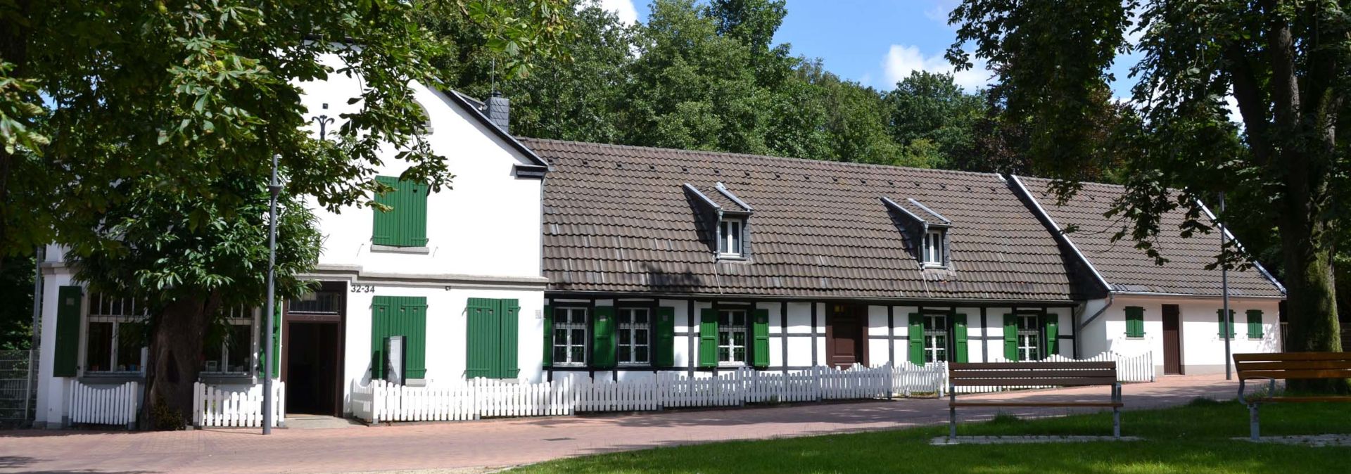 Außenansicht der St. Antony-Hütte im Frühling