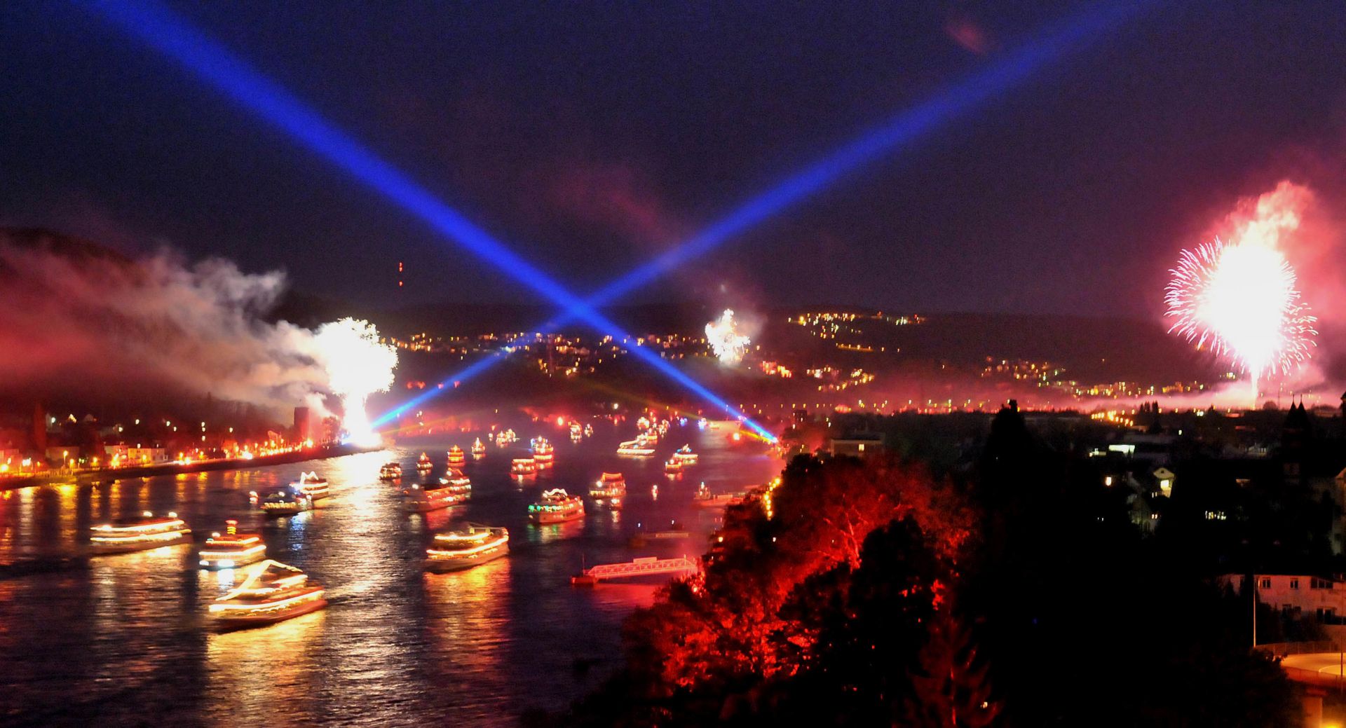 Ein musiksynchrones Feuerspektakel bildet den krönenden Abschluss von Rhein in Flammen