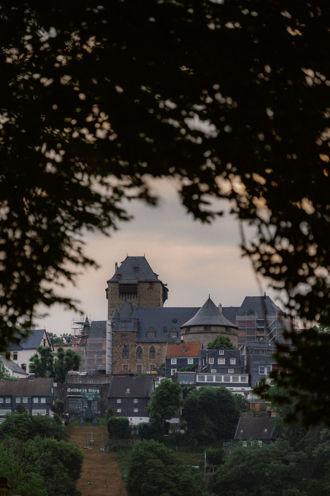 Blick auf den Turm von Schloss Burg