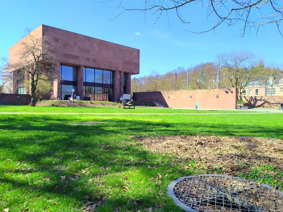 Der kubistische Bau der Kunsthalle Bielefeld mit seiner Fassade aus rotem Sandstein ist ein Hingucker