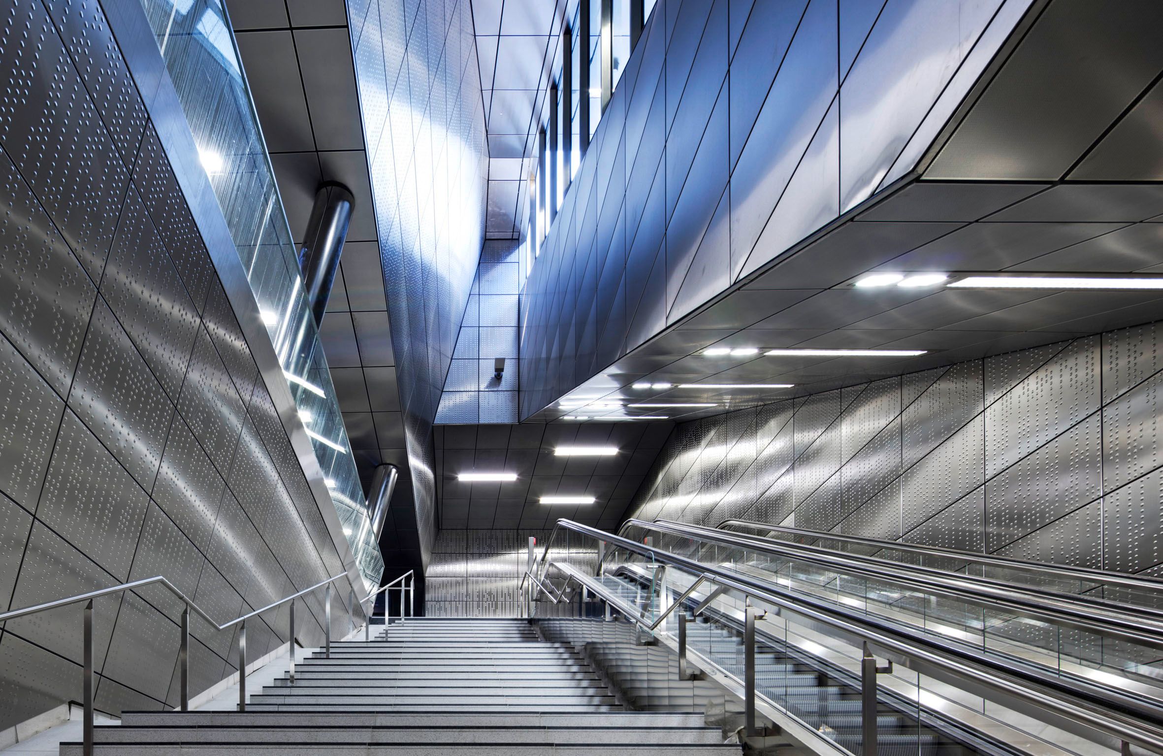 Der Treppenaufgang der U-Bahn Station Benrather Straße in Düsseldorf