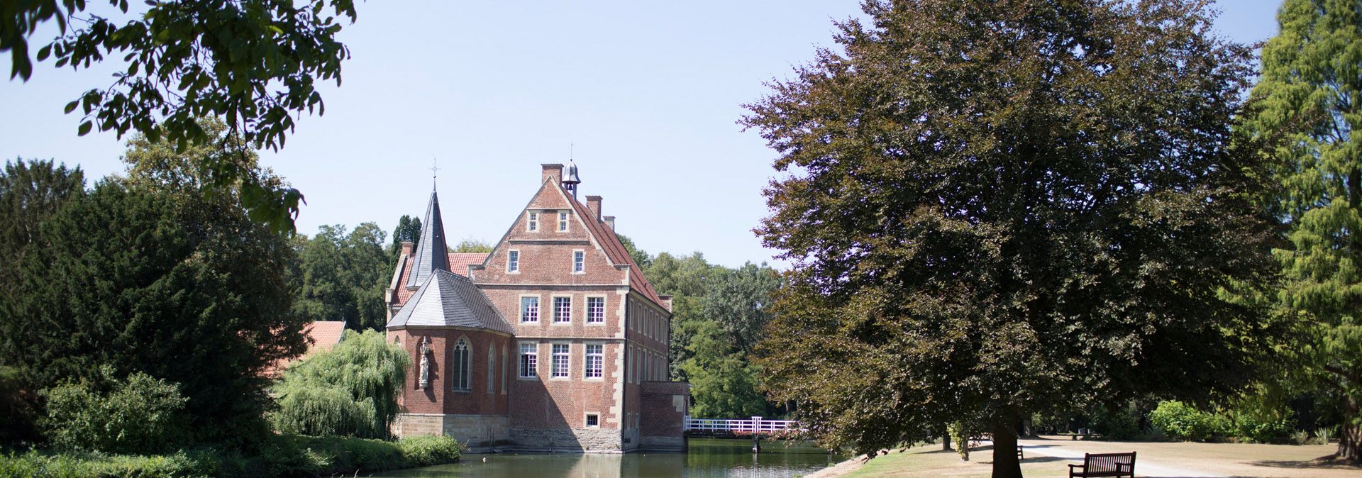 Malerisch eingebettet in eine großzügige, barocke Parkanlage, diente Burg Hülshoff der adligen Familie Droste zu Hülshoff zu Beginn des 19. Jahrhunderts in erster Linie als Rückzugsraum