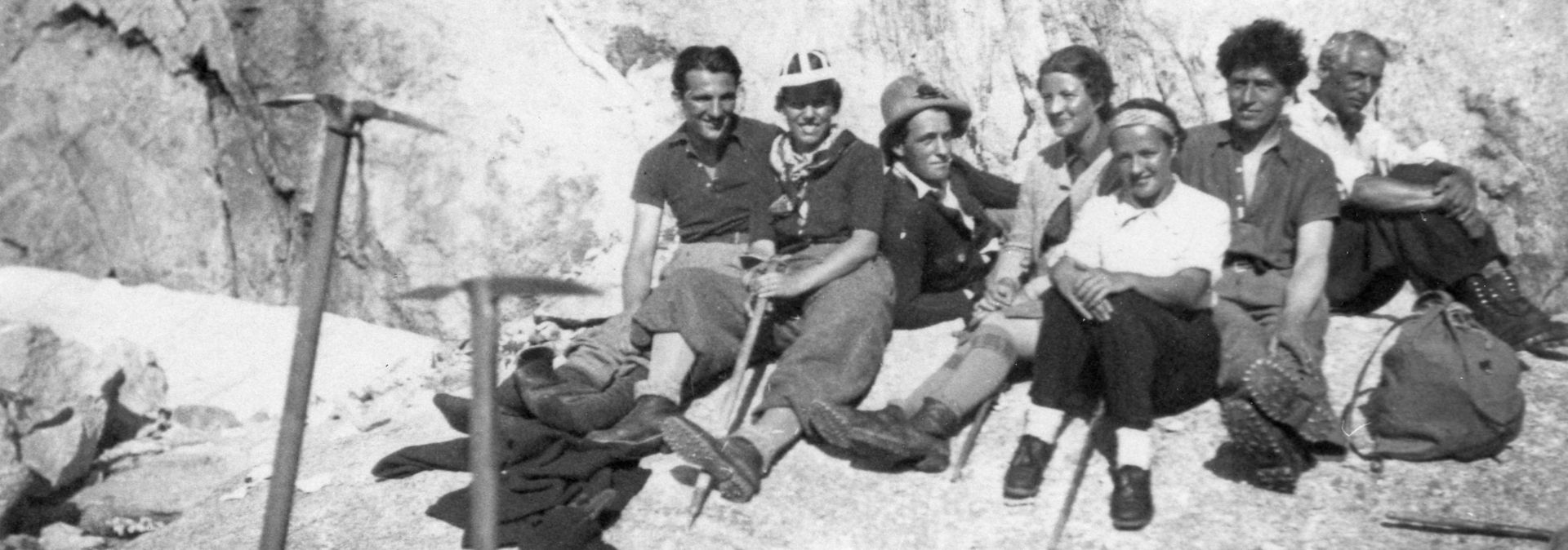 Luciano, Odette, Diego Giacometti, Bianca, Ada, Alberto Giacometti und Max Ernst bei der Forno-Hütte, 1935