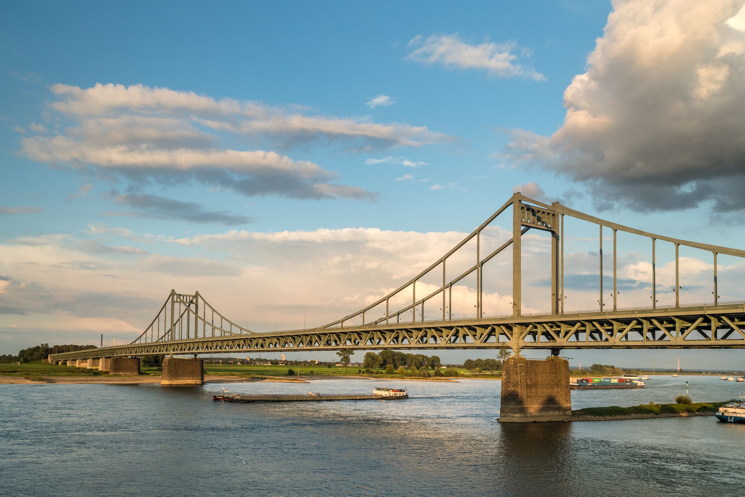 Blick auf die Rhienbrücke bei Düsseldorf