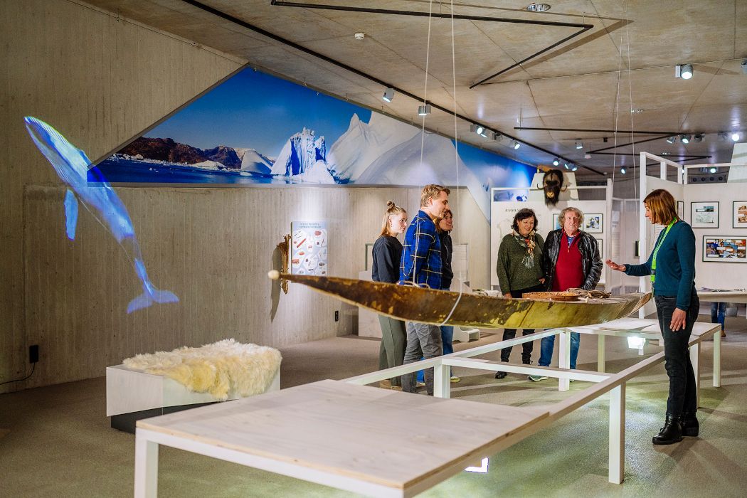 Ein Boot der Inuit gehört zu den Exponaten der Ausstellung