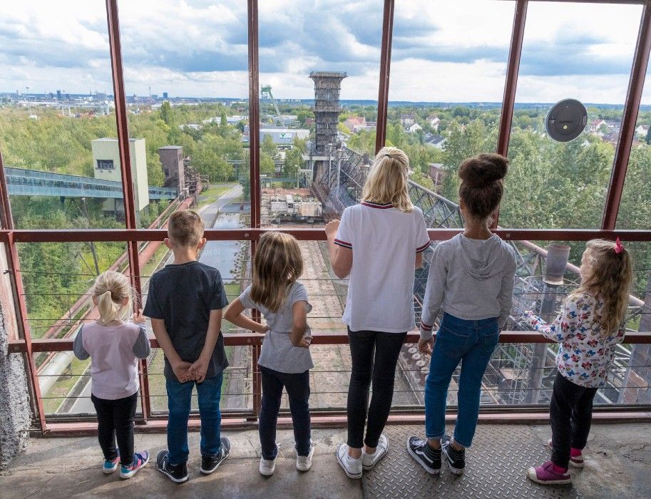 Bei einer Führung können große wie kleine Gäste einen Blick von hoch oben über die komplette Anlage werfen