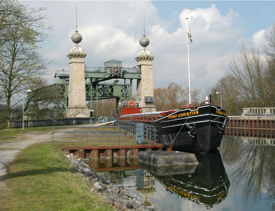 Das Schiff Franz-Christian liegt vor dem LWL-Museum Schiffshebewerk Henrichenburg