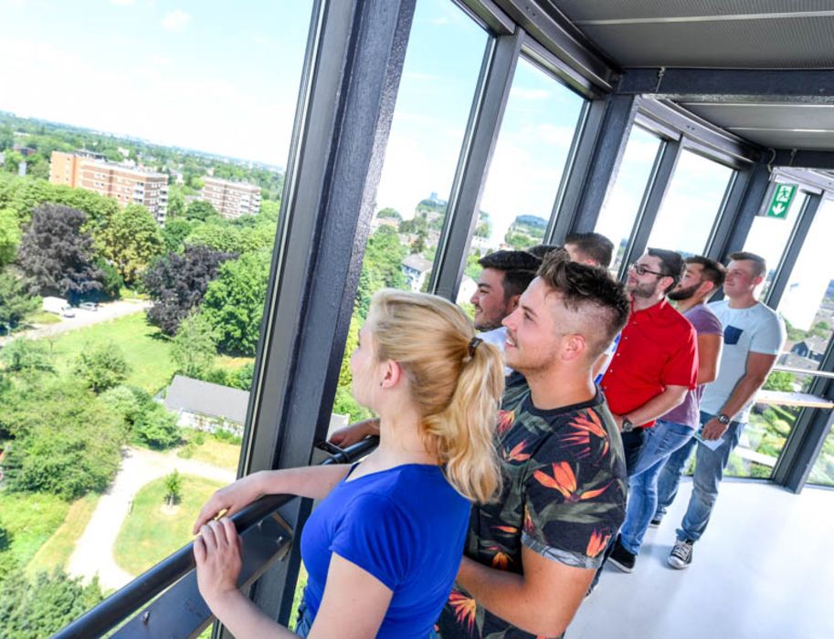 Das Ruhrlandpanorama können Gäste auf der obersten Ebene des Speicherturms in Mülheim-Styrum genießen