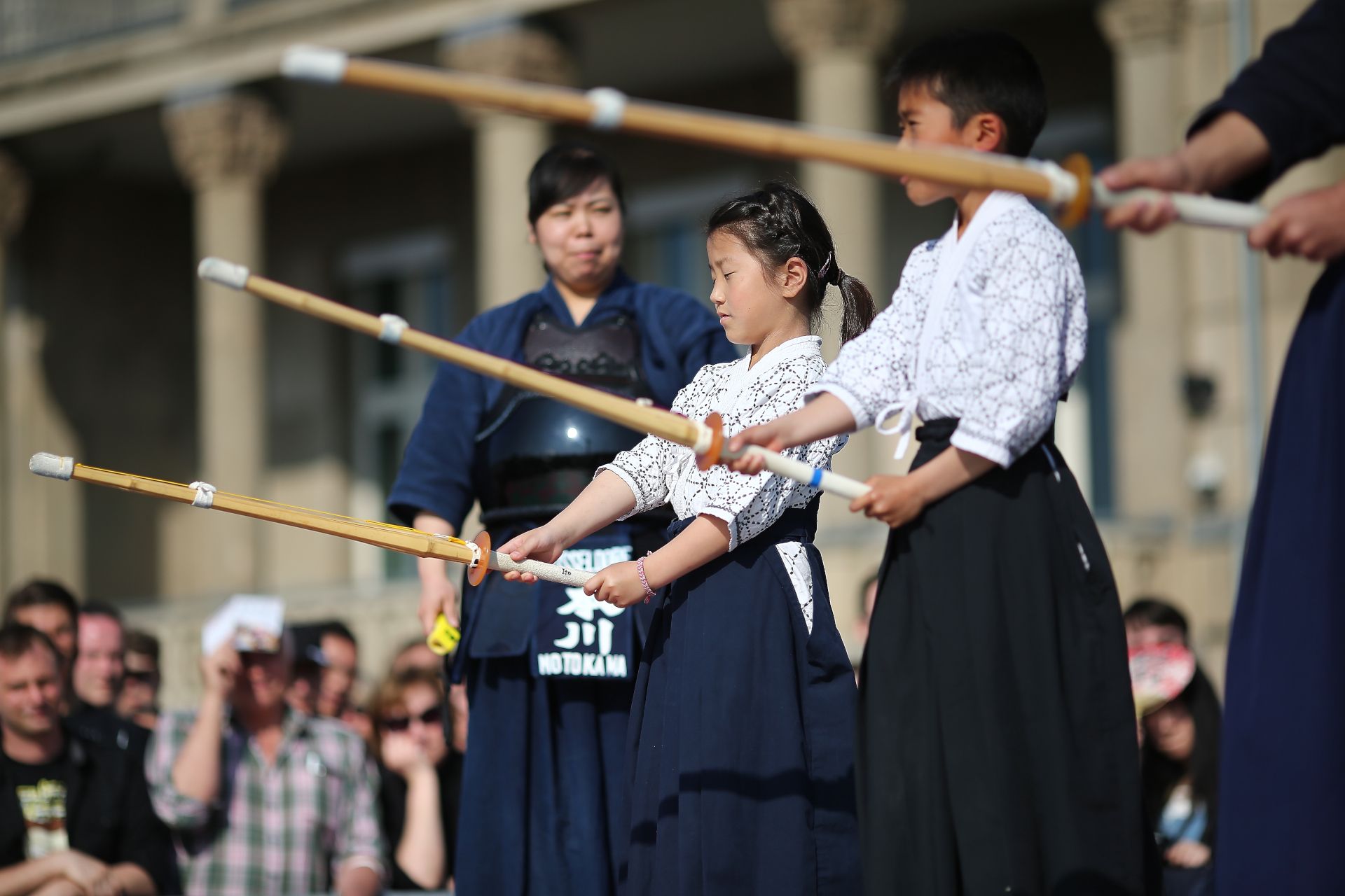 Mädchen und Jungen zeigen ihr Können im Kendo, der Kunst des japanischen Schwertkampfes