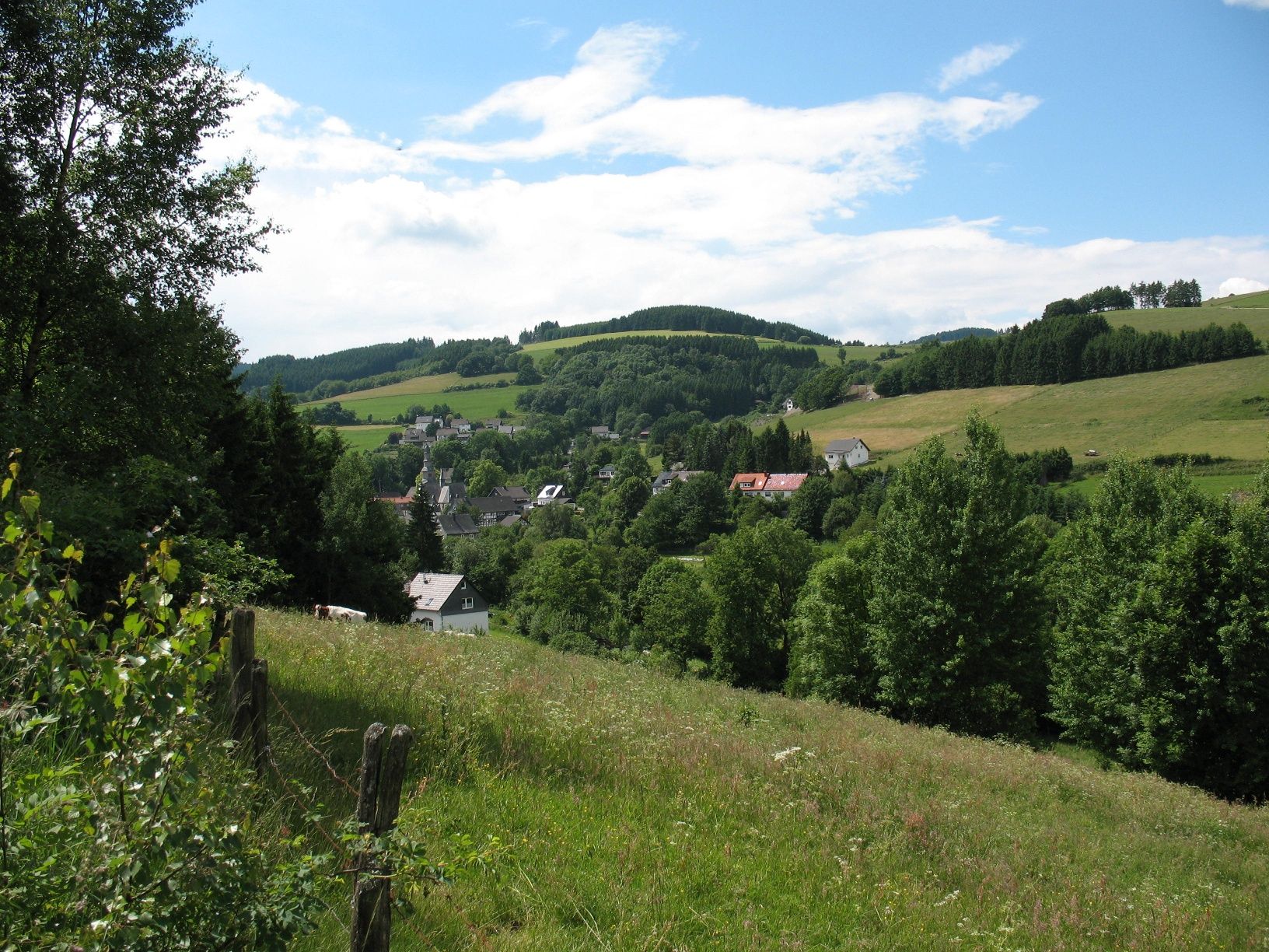 Blick auf ein Dorf im Tal