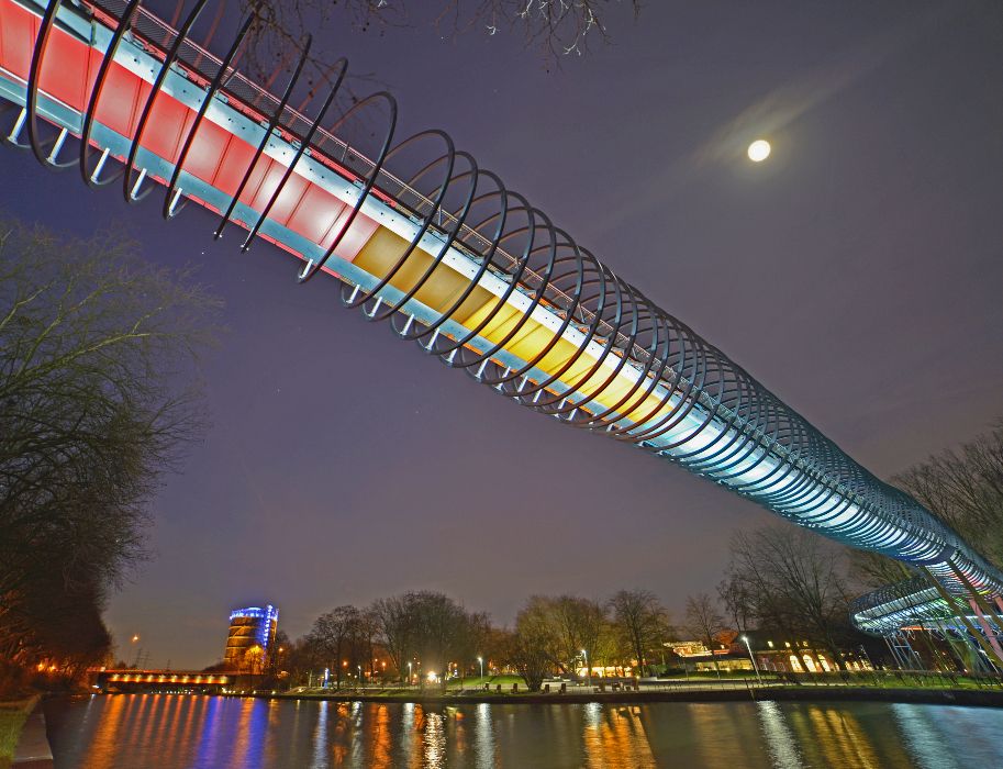 Slinky Springs to Fame ist ein Brückenkunstwerk von Tobias Rehberger