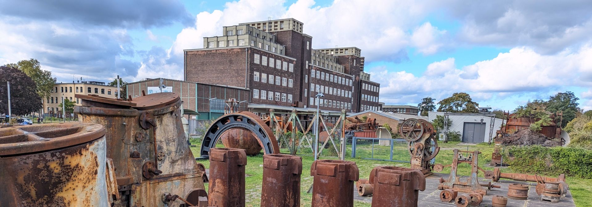 Auf dem Gelände des Peter-Behrens-Baus vermitteln historische Maschinen einzelne Arbeitsprozesse in der Schwerindustrie