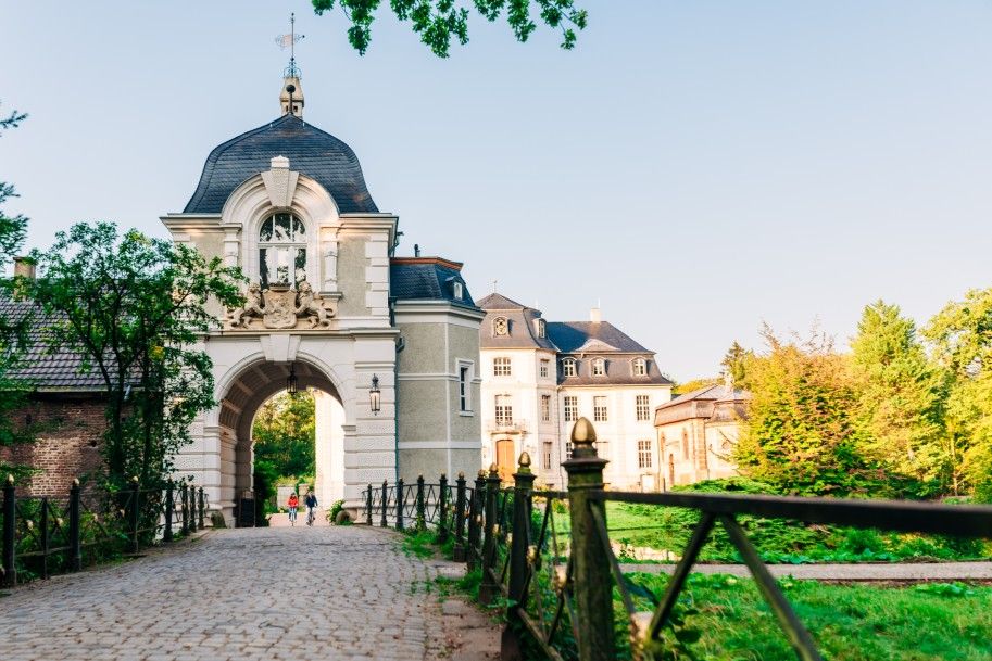 Durch das Eingangsportal führt der Weg über den Innenhof zur Hauptburg