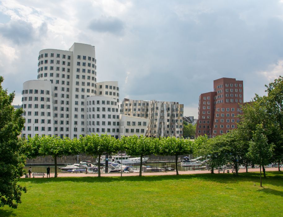 Die Gehry-Bauten im Düsseldorfer MedienHafen sind ein echter Anziehungspunkt für Gäste