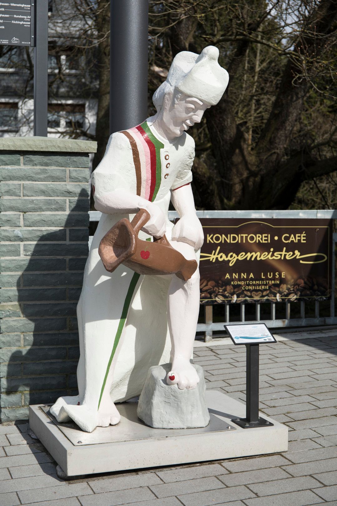 Statue bei Cafe Hagemeister im Sauerland