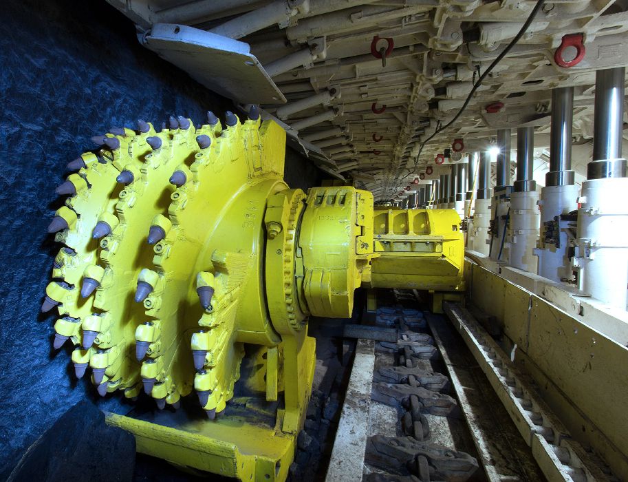 Ein Walzenschrämlader steht zur Besichtigung im Anschauungsbergwerk des Deutschen Bergbau-Museums aus