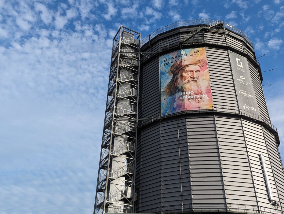 Das Gaskessel Wuppertal ist bereits von Weitem zu sehen. Ein Plakat zeigt die aktuelle Sonderausstellung an