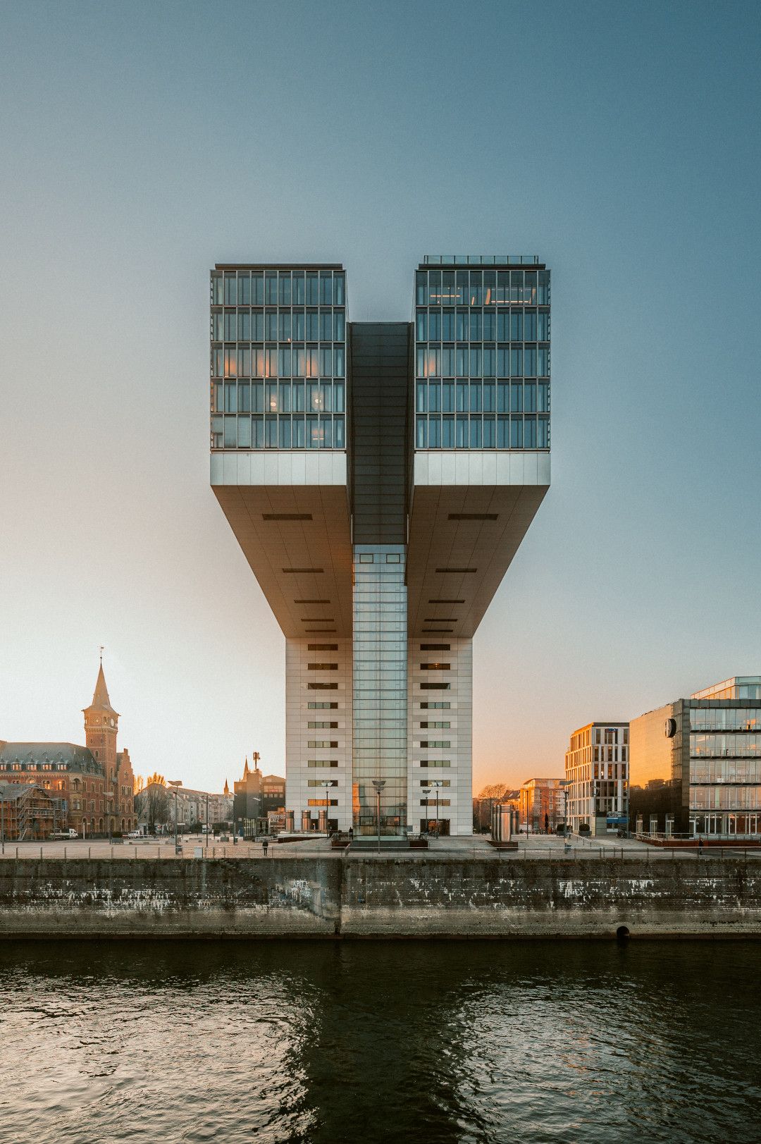 Kranhaus in Köln bei Abenddämmerung