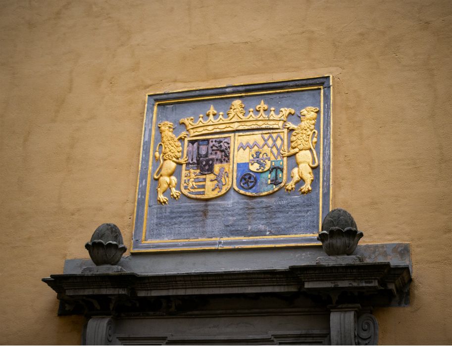 Das Wappenrelief am Wasserschloss Dyck