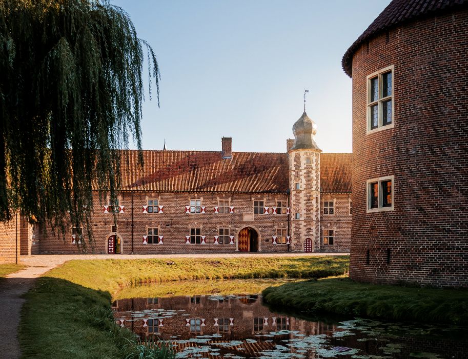 Ein kleiner Wassergraben umgibt das Schloss Raesfeld