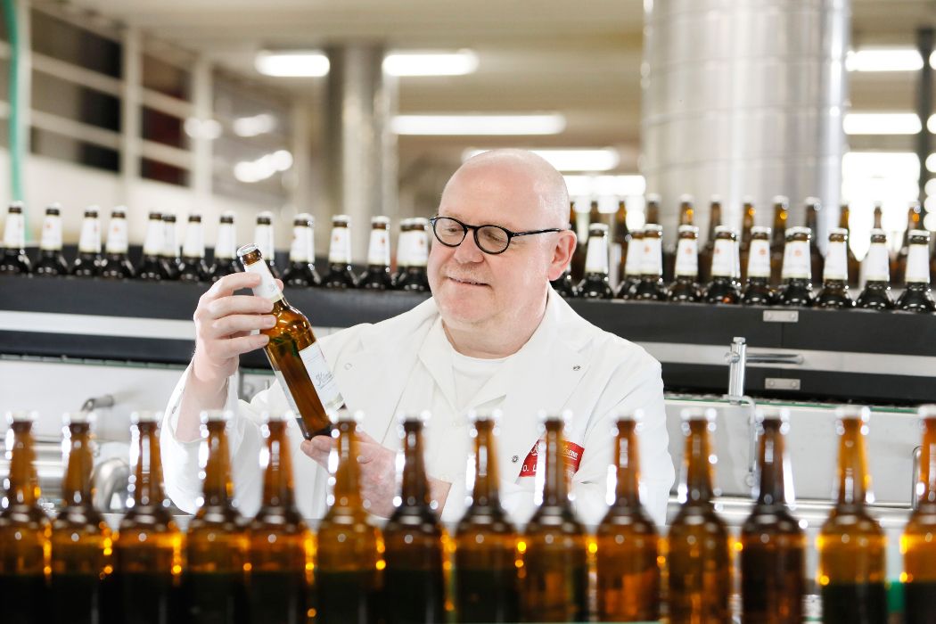 Die Bierflaschen der König-Brauerei werden einer strengen Qualitätskontrolle unterzogen