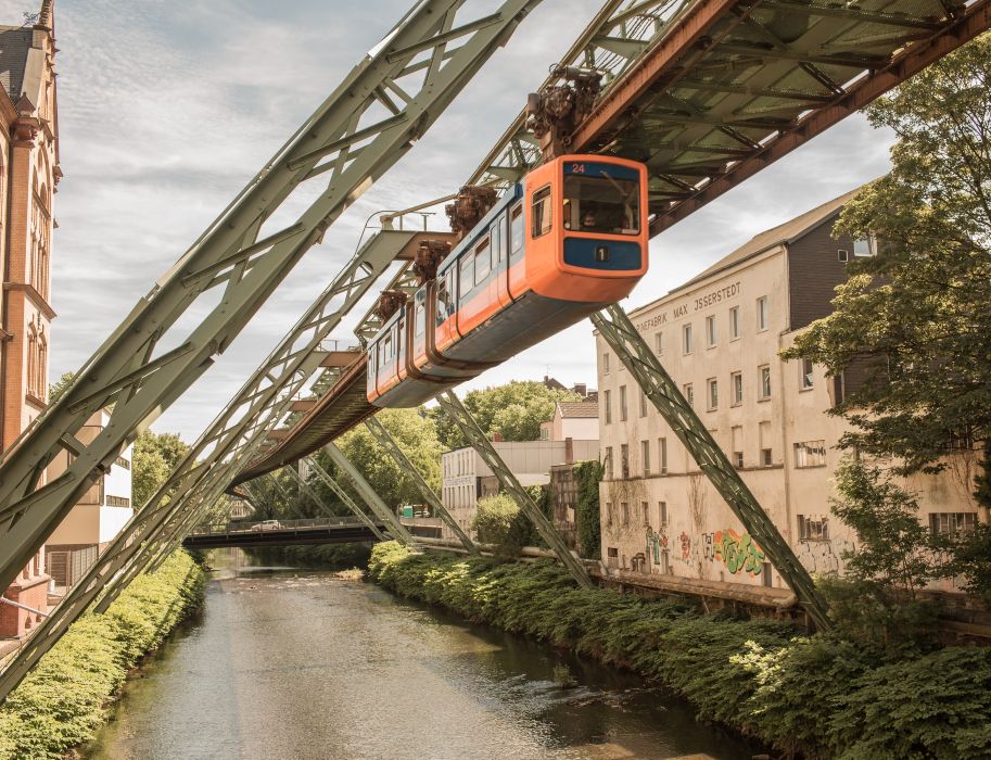 Das erste belegbare Filmdokument aus Wuppertal stammt aus dem Jahr 1902. Es wurde im Kaiserwagen der Schwebebahn gedreht