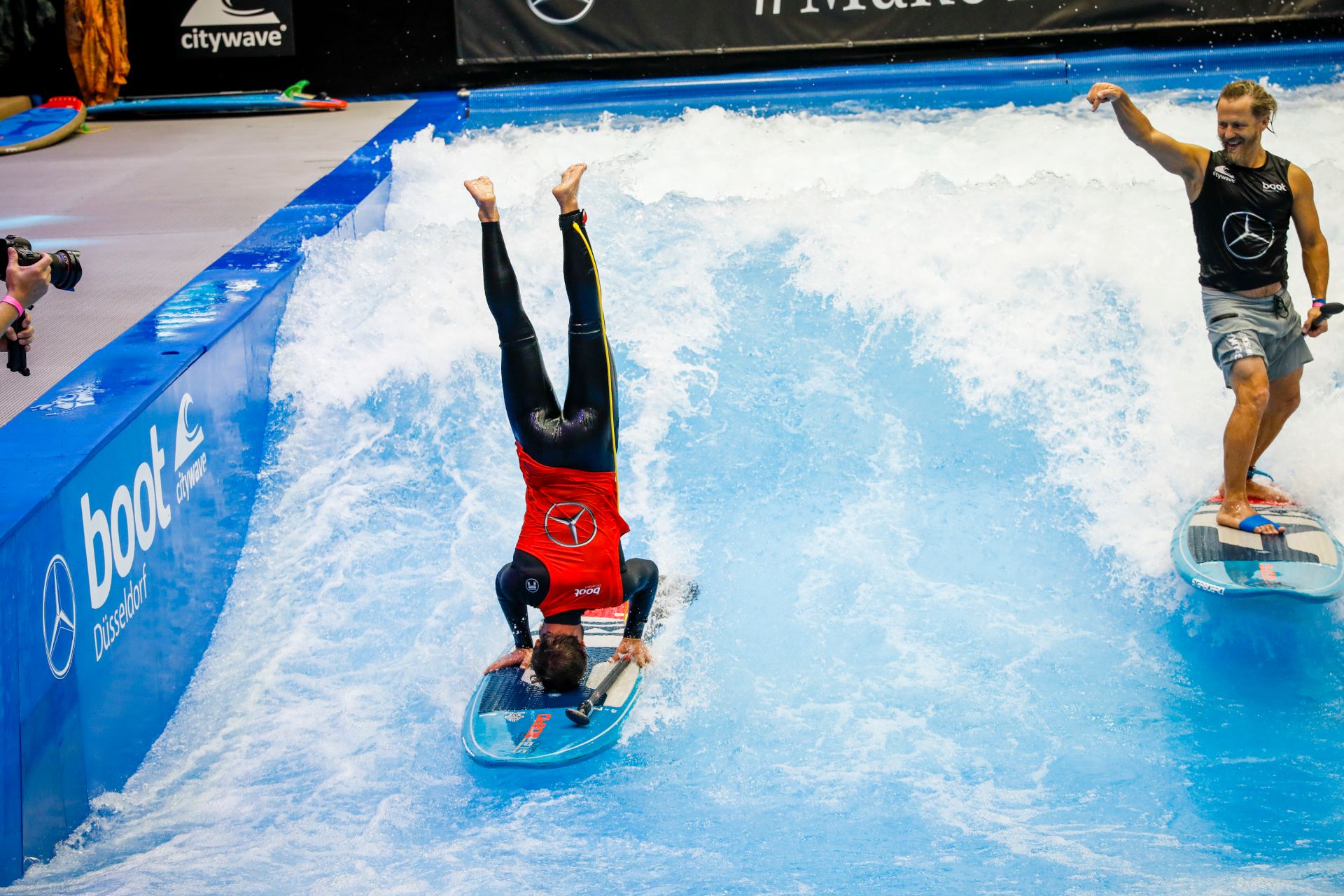 Surfen und Stand-up-Paddeling gehören zu den Trendsportarten, die Interessierte auf der Messe boot Düsseldorf ausprobieren können