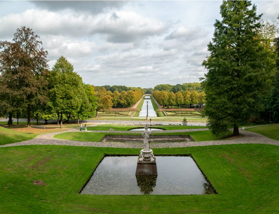 Die Gartenanlage rund um das Museum Kurhaus Kleve zeigt eine nahezu perfekte Symmetrie auf