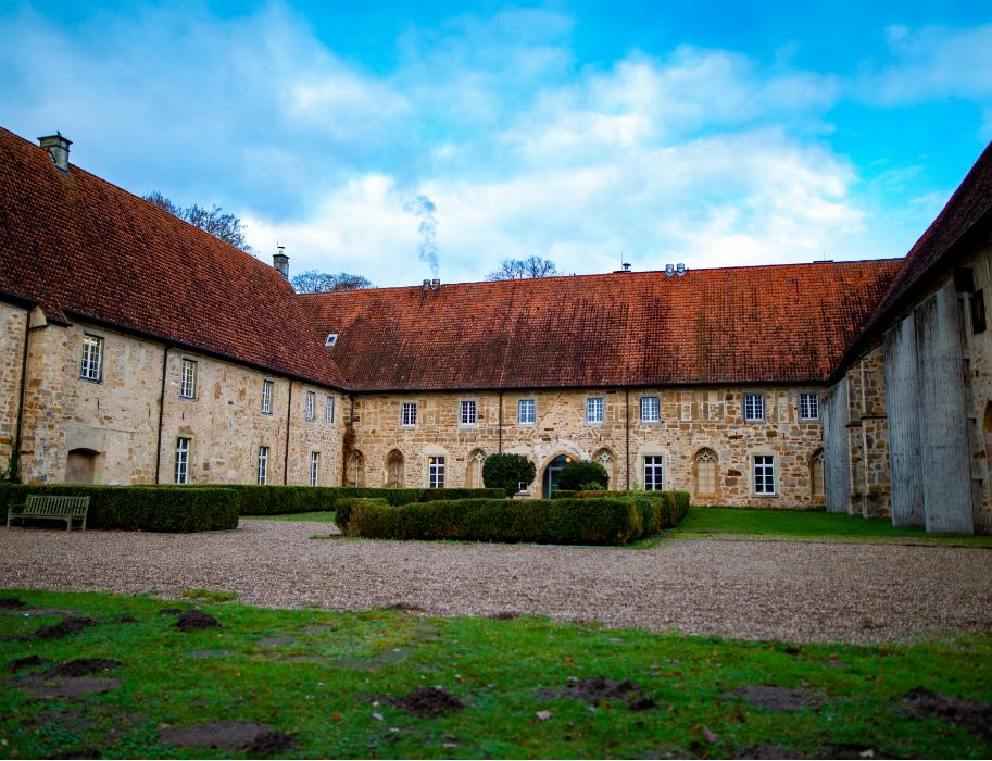 Der Innenhof des bereits 1437 gegründeten Kreuzherrenklosters Bentlage bei Rheine im Münsterland