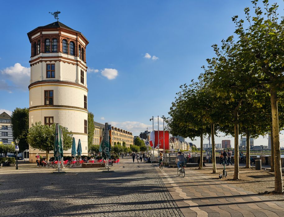 Das Schifffahrtsmuseum befindet sich im Turm an der Rheinpromenade in Düsseldorf